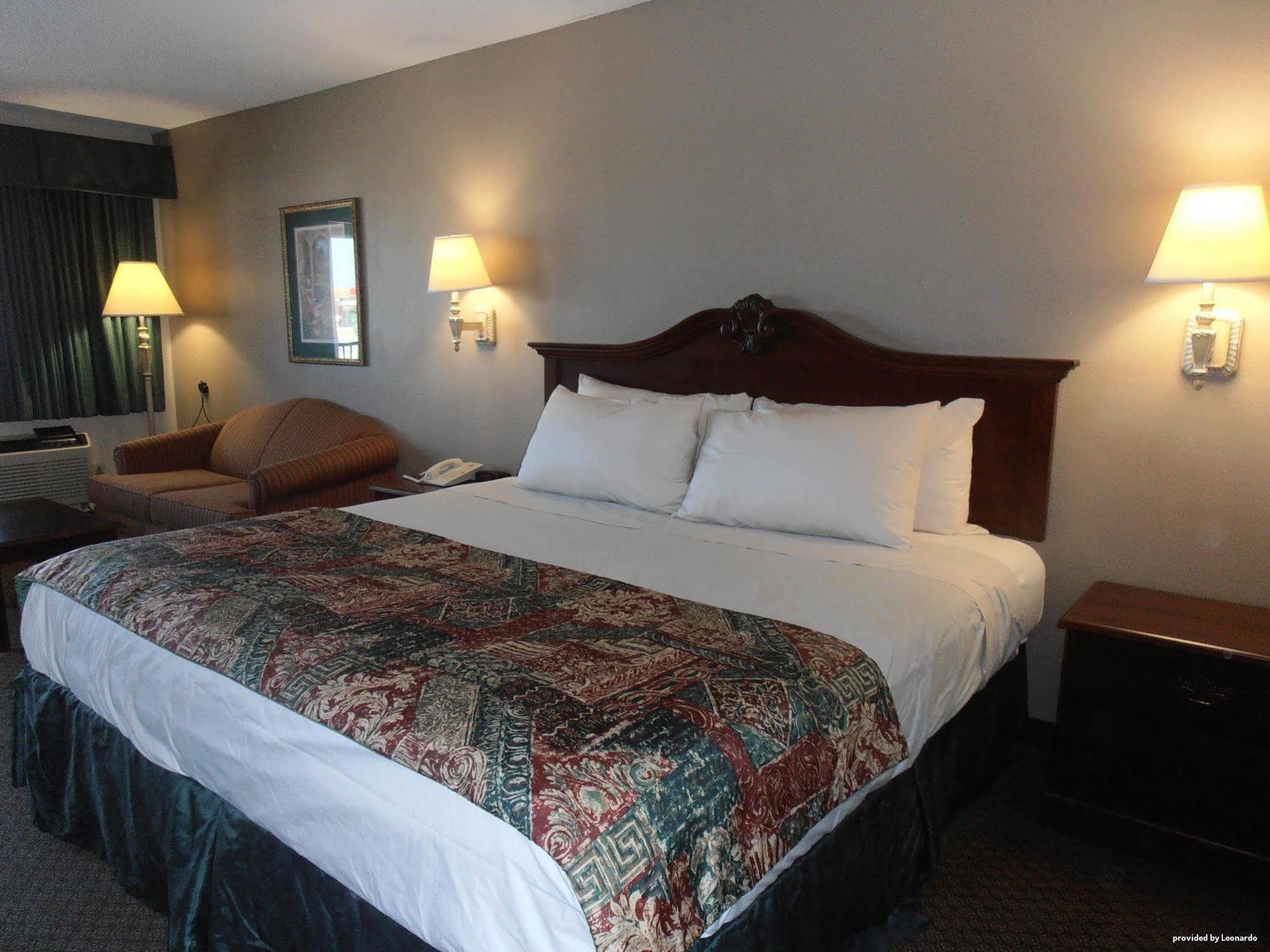 Days Inn & Suites By Wyndham Warner Robins Near Robins Afb Esterno foto