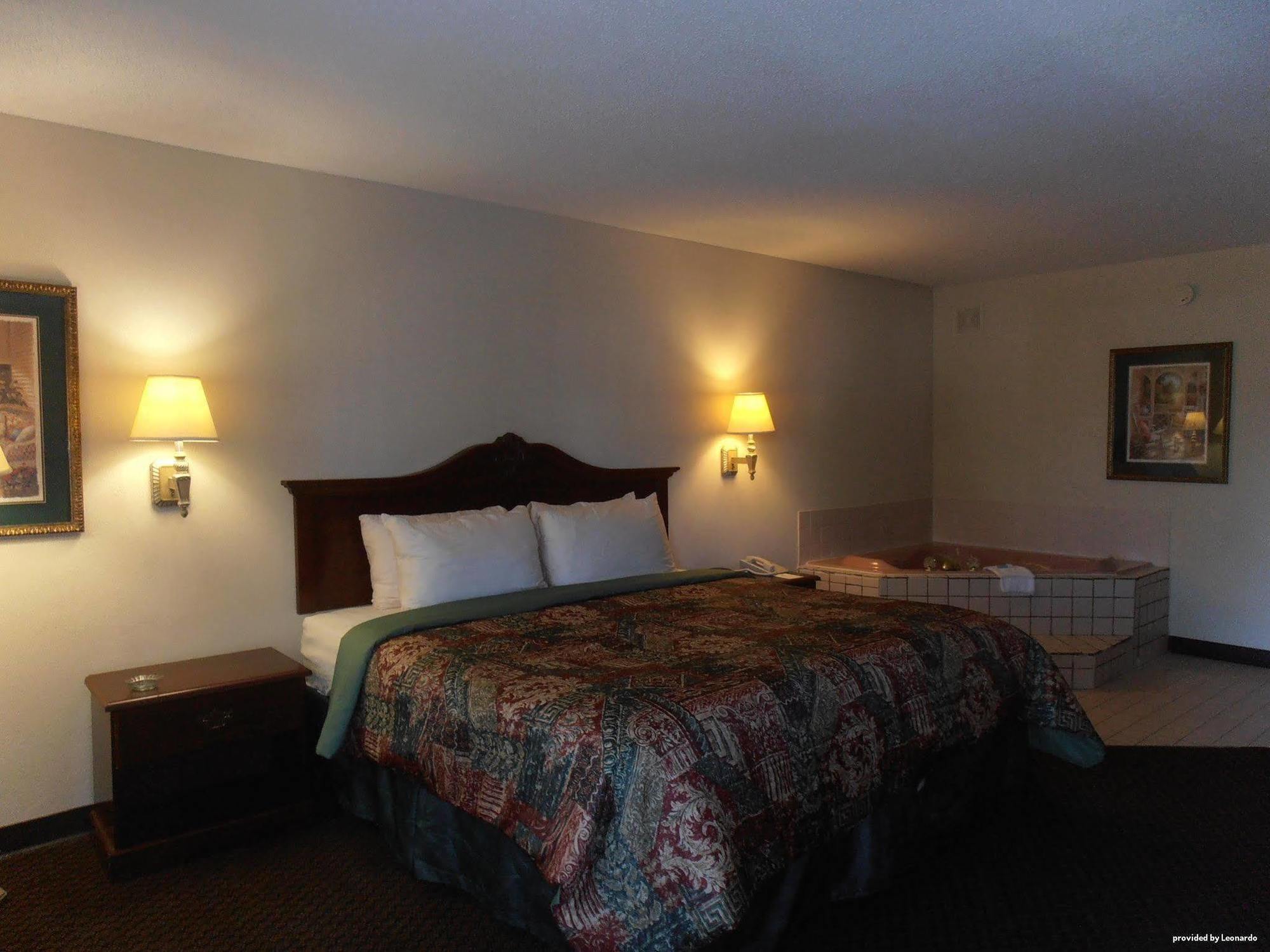 Days Inn & Suites By Wyndham Warner Robins Near Robins Afb Esterno foto