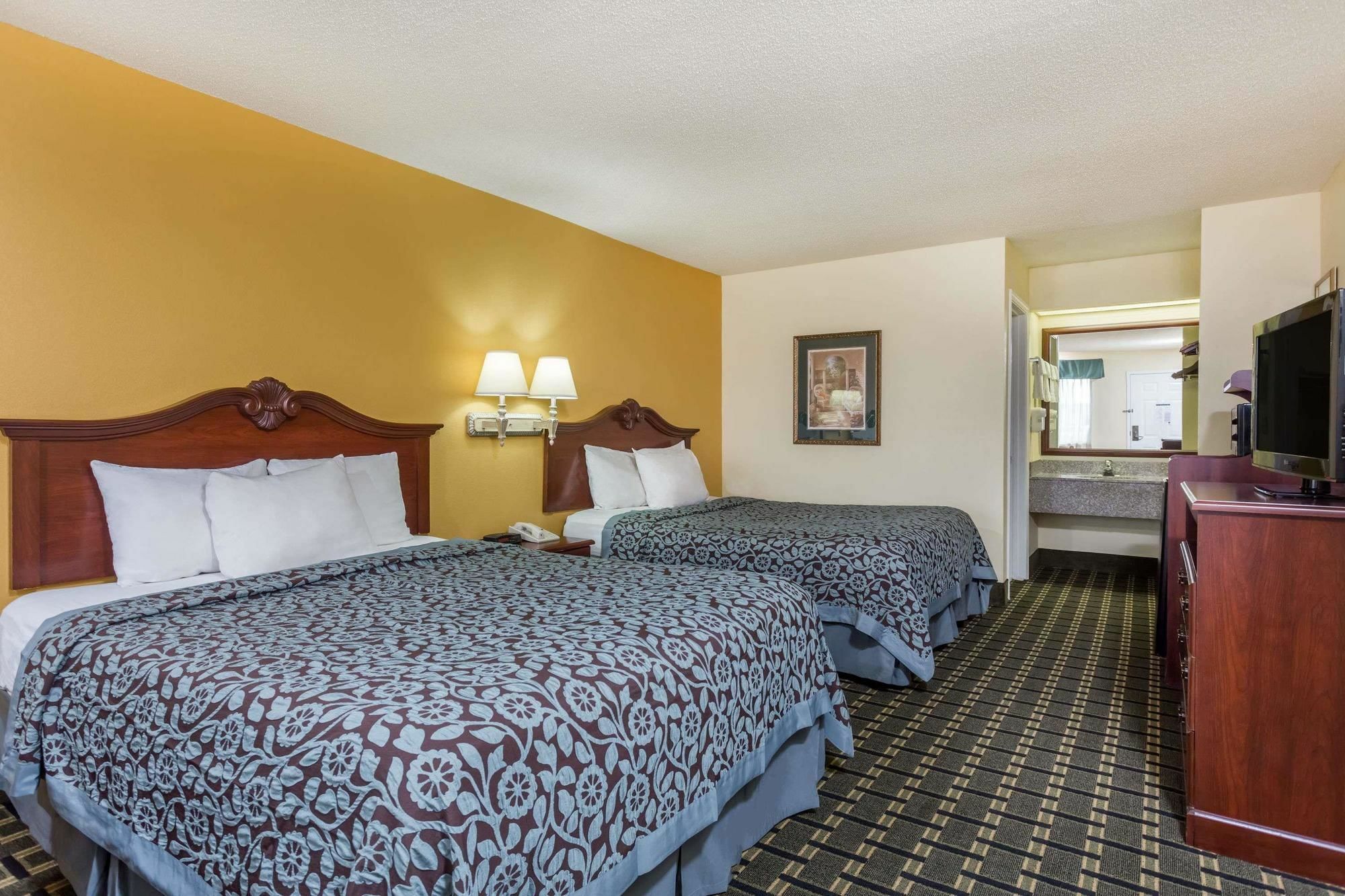 Days Inn & Suites By Wyndham Warner Robins Near Robins Afb Esterno foto