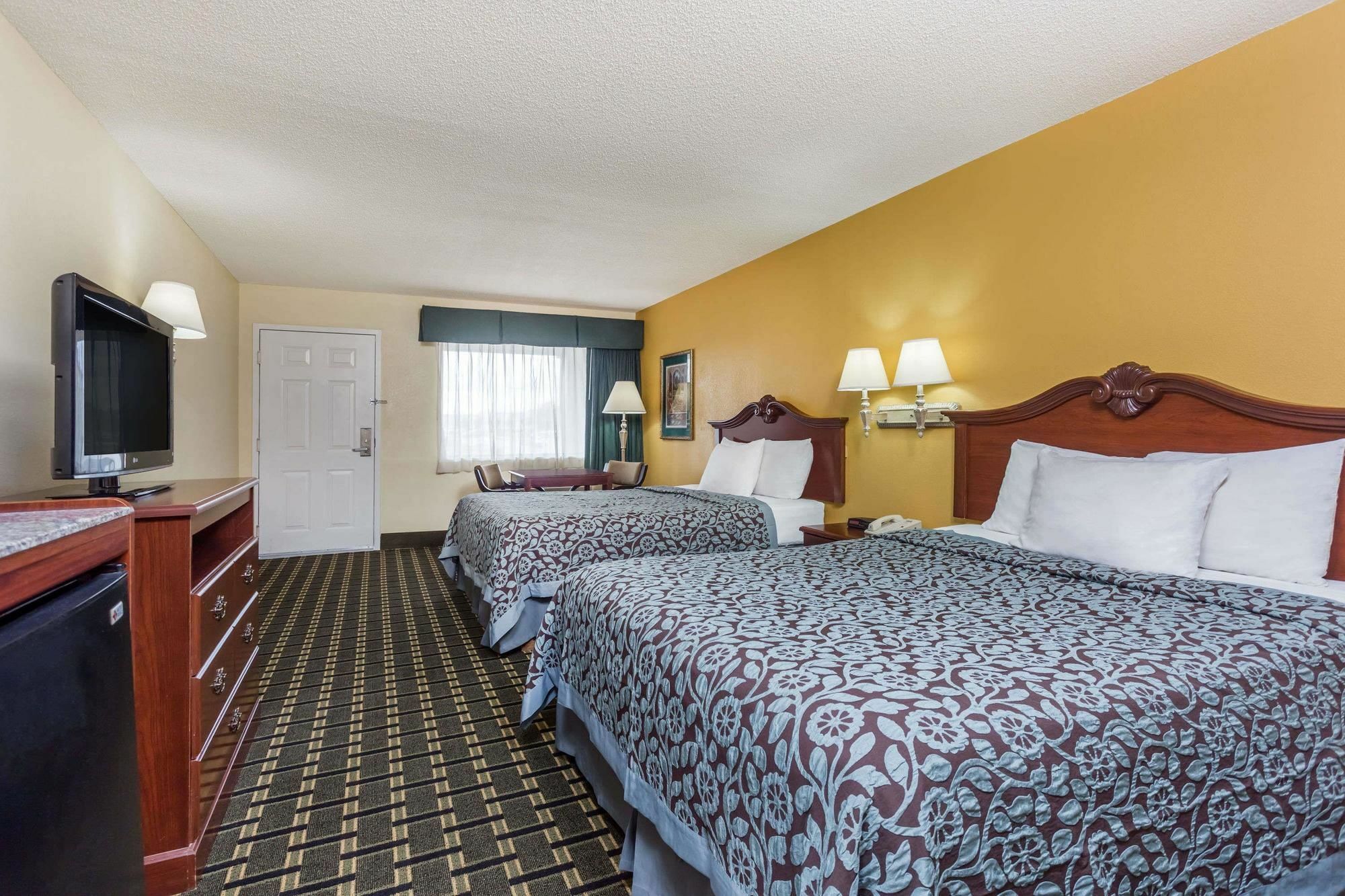 Days Inn & Suites By Wyndham Warner Robins Near Robins Afb Esterno foto