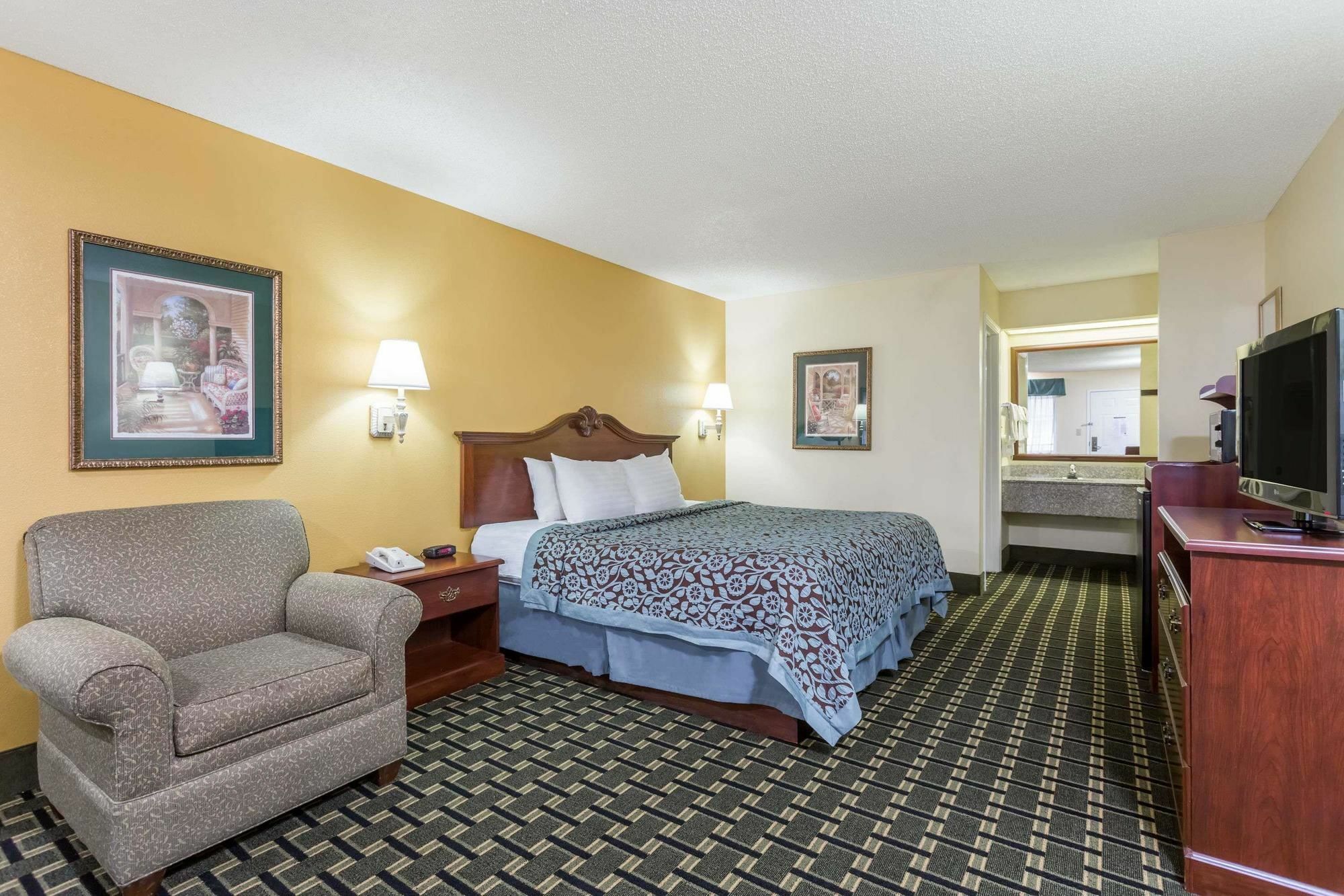 Days Inn & Suites By Wyndham Warner Robins Near Robins Afb Esterno foto