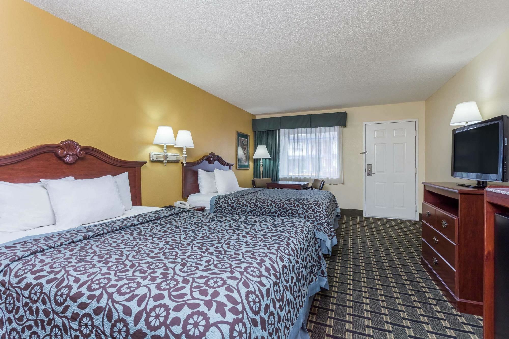 Days Inn & Suites By Wyndham Warner Robins Near Robins Afb Esterno foto