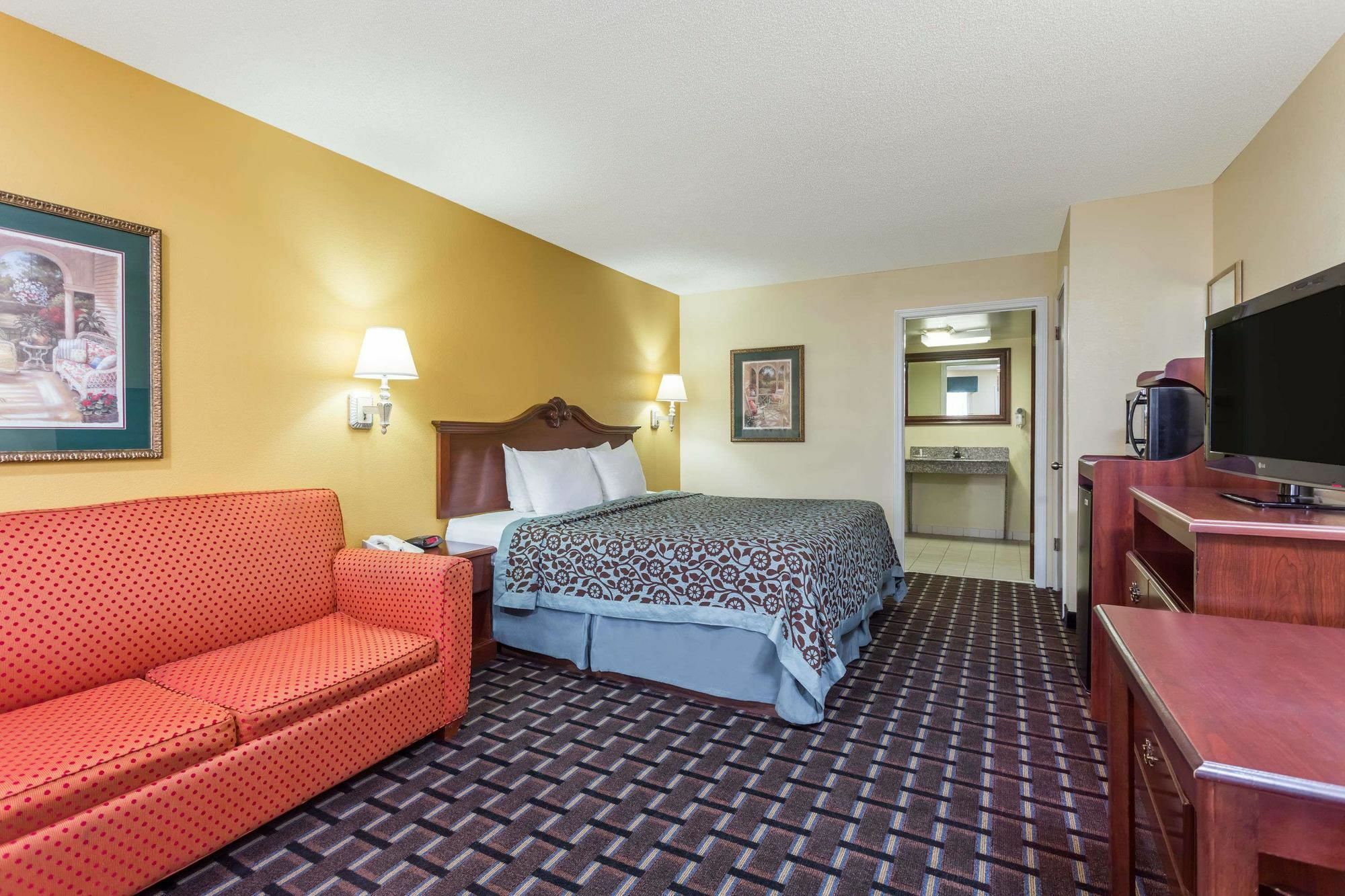 Days Inn & Suites By Wyndham Warner Robins Near Robins Afb Esterno foto