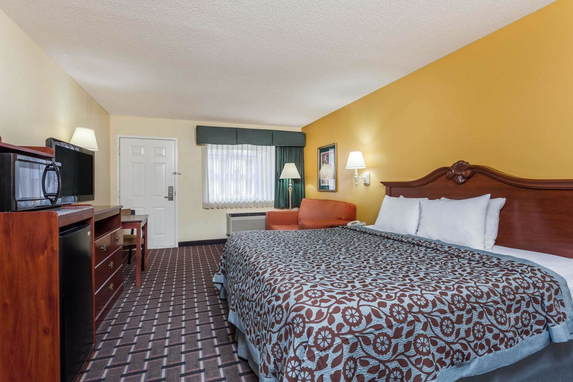 Days Inn & Suites By Wyndham Warner Robins Near Robins Afb Esterno foto