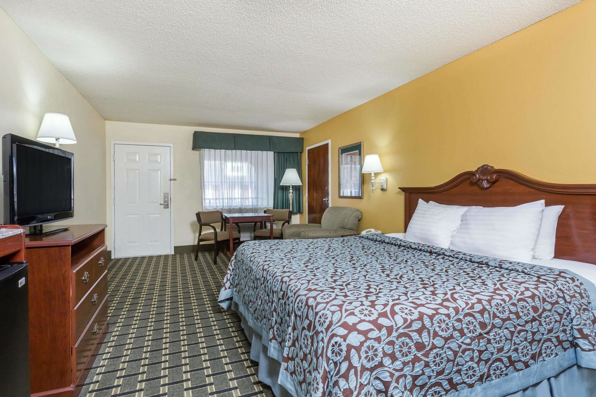 Days Inn & Suites By Wyndham Warner Robins Near Robins Afb Esterno foto
