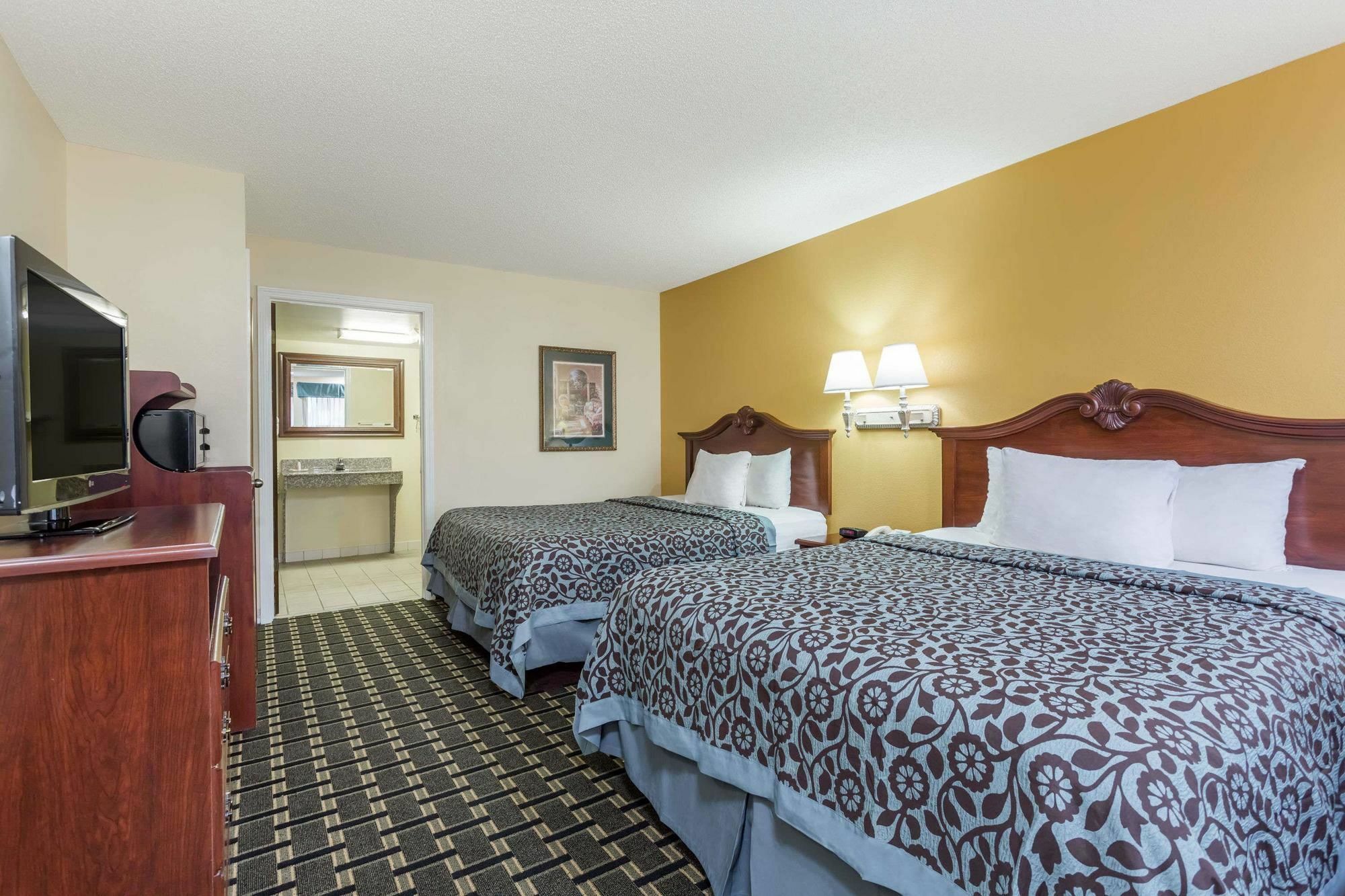 Days Inn & Suites By Wyndham Warner Robins Near Robins Afb Esterno foto