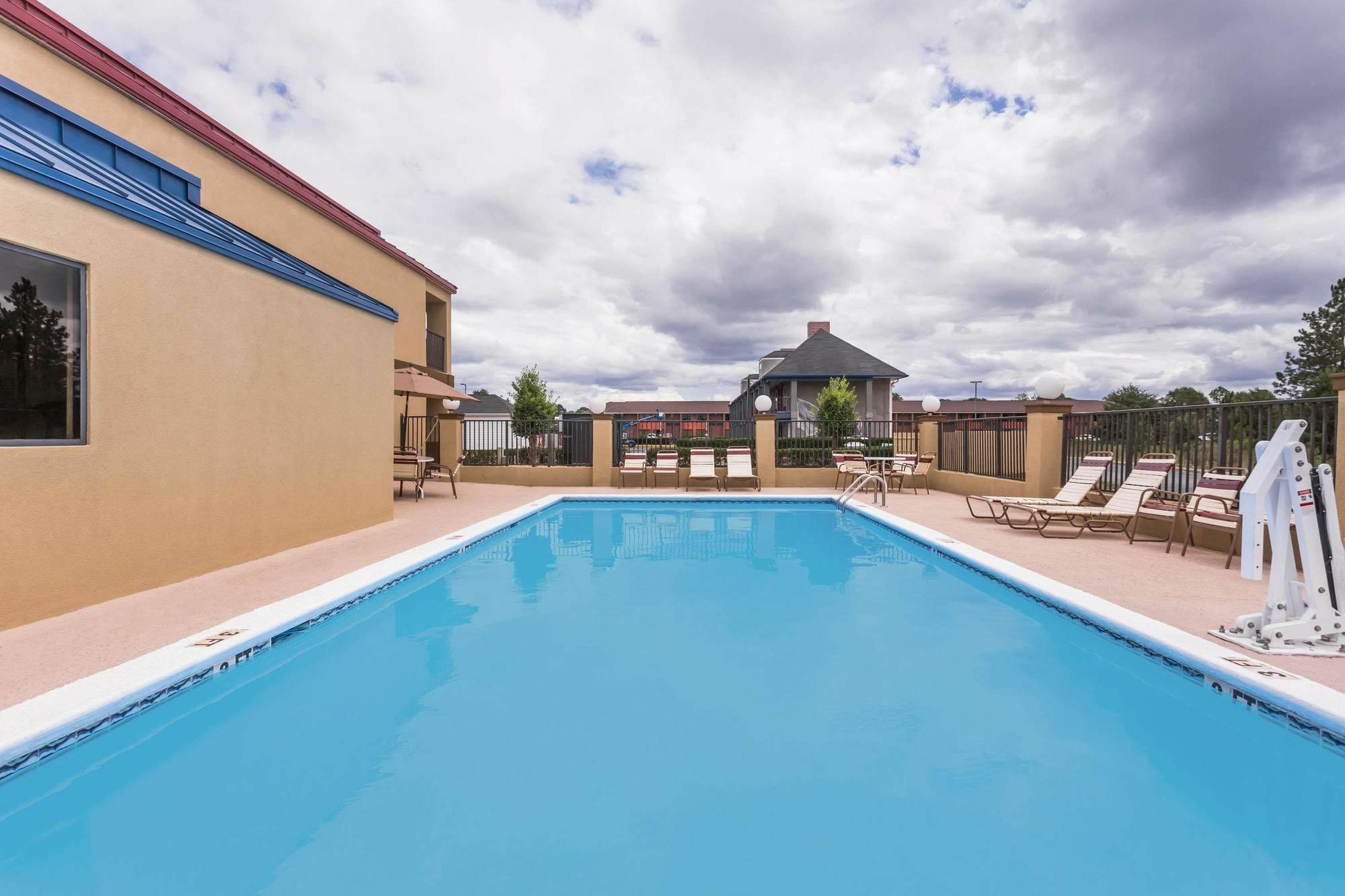 Days Inn & Suites By Wyndham Warner Robins Near Robins Afb Esterno foto