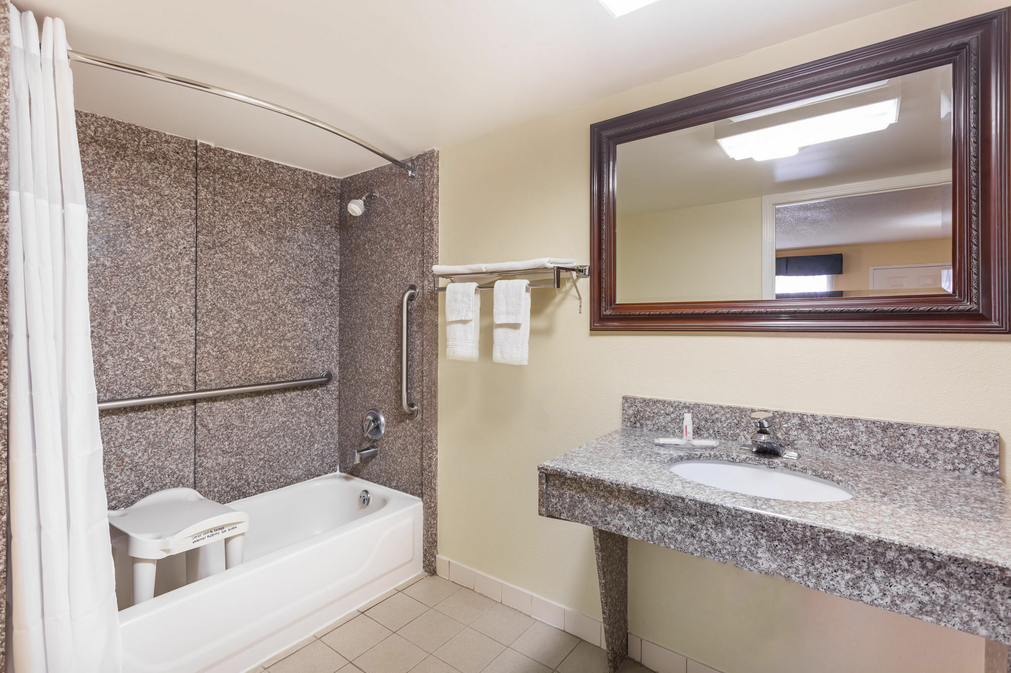 Days Inn & Suites By Wyndham Warner Robins Near Robins Afb Esterno foto
